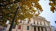 El Teatro Vorosmarty en Szekesfehervar, Hungría, se ve el 9 de noviembre de 2022. Las facturas de energía vertiginosas están obligando a los municipios de Hungría a cerrar instalaciones durante el invierno, incluidos teatros, piscinas y nuevos estadios de fútbol.