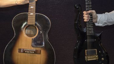  La guitarra de Jimi Hendrix y la guitarra Clud Guitar, del músico Prince presentadas por una empleada de la casa de subastas Bonhams en Londres