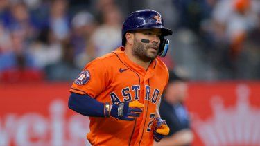 José Altuve, de los Astros de Houston, trota en su recorrido por las bases después de conectar un cuadrangular en la novena entrada en el juego de béisbol en contra de los Rangers de Texas, el domingo 2 de julio de 2023, en Arlington, Texas. Altuve pasó a la lista de lesionados de los Astros el jueves 6 de julio de 2023.&nbsp;