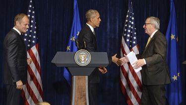Barack Obama (c), el presidente del Consejo Europeo, Donald Tusk (i), y el presidente de la Comisión Europea, Jean-Claude Juncker (d), llegan a rueda de prensa conjunta (EFE)