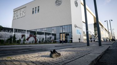 Un zapato quedó abandonado en la acera del centro comercial Fields, cerrado durante al menos una semana desde el tiroteo del domingo mientras la policía investiga la escena del crimen, en Copenhague, Dinamarca, 4 de julio de 2022.