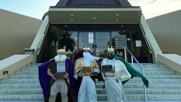 Reyes Magos, Melchor, Gaspar y Baltazar, descienden por la escalera del Santuario Nacional de Nuestra Señor de la Caridad, en Miami.
