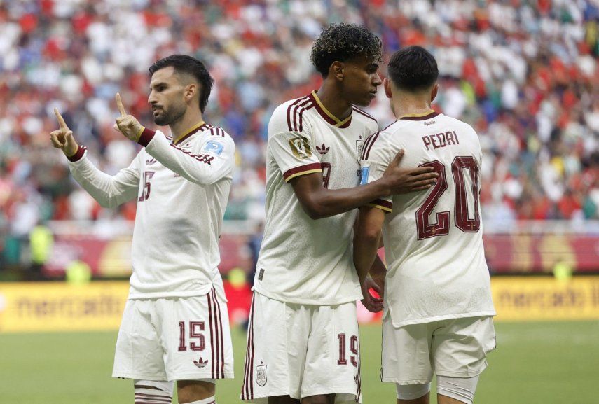Alex Baena, número 15, celebra junto a Lamine Yamal (número 19) y Pedri (número 20) el primer gol de su equipo durante el partido de fútbol del Grupo H del Mundial 2026 entre Uruguay y España