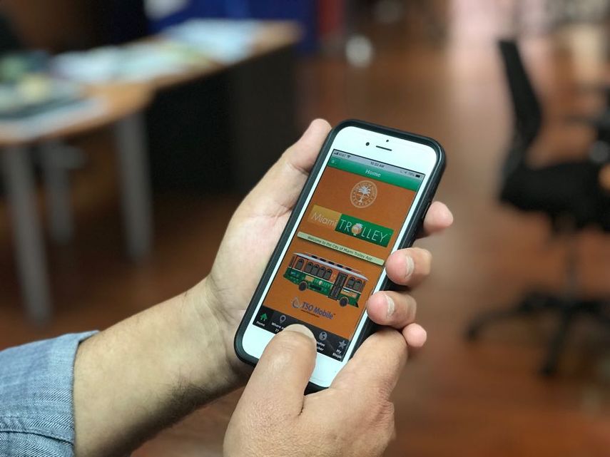 La aplicación gratuita para teléfonos inteligentes Miami Trolley provee información digitalizada en tiempo real sobre la cercanía del minibús.