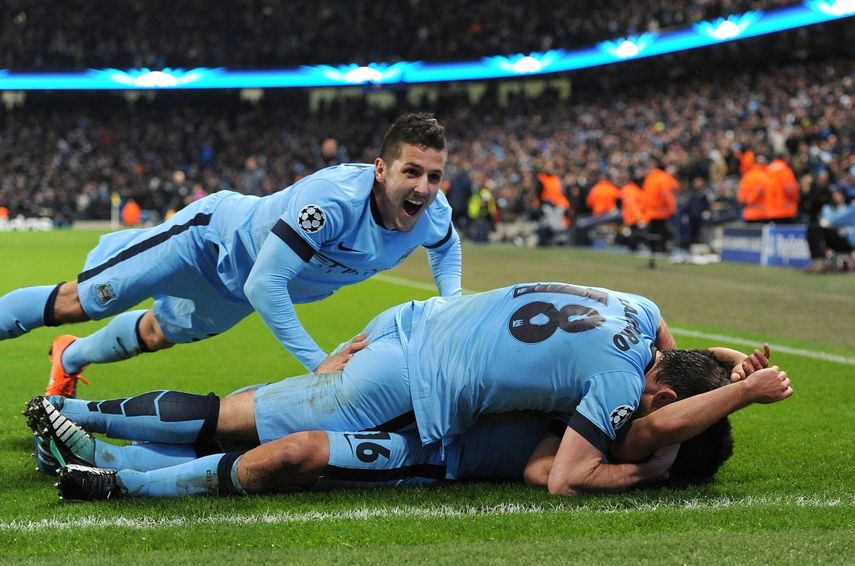 El Manchester City se encuentra segundo a seis puntos del Chelsea (AP)