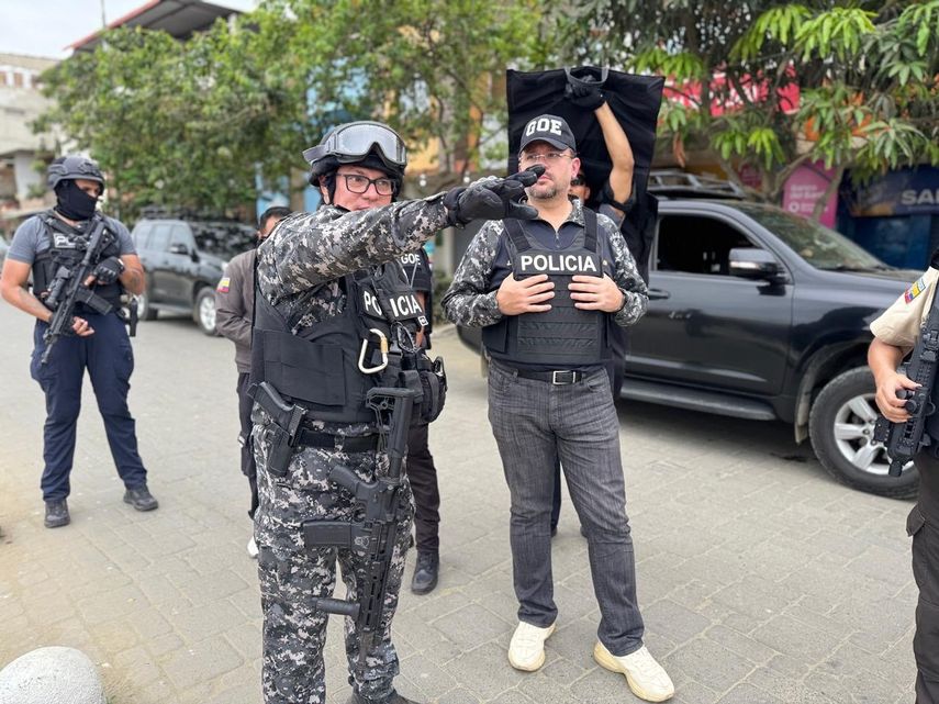 El comandante de la Policía de Manabí, Wladimir Acurio, da explicaciones al ministro de Interior de Ecuador, John Reimberg