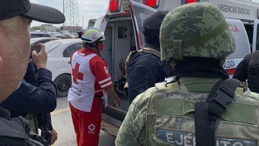 Un trabajador de la Cruz Roja cierra la puerta de una ambulancia que transporta a dos estadounidenses encontrados con vida después de su secuestro en México la semana pasada, en Matamoros, el martes 7 de marzo de 2023.