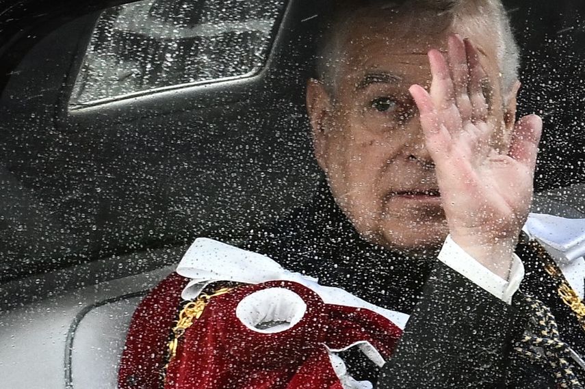 El príncipe Andrés, duque de York, de Gran Bretaña, abandona el Palacio de Buckingham en el centro de Londres el 6 de mayo de 2023, antes de las coronaciones del rey Carlos III de Gran Bretaña y la reina consorte Camilla de Gran Bretaña.