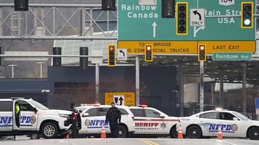 Presencia policial en el Puente Rainbow Bridge, cerca de Niagara Falls, Nueva York, el 22 de noviembre de 2023.&nbsp;