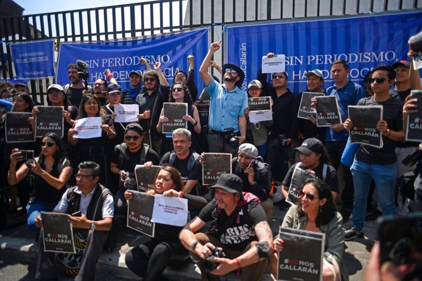 Periodistas protestan frente a la Corte Suprema en Ciudad de Guatemala.