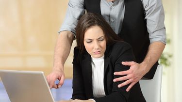 &nbsp;En total, según la encuesta, un 54 % de las&nbsp;mujeres&nbsp;estadounidenses experimentaron insinuaciones sexuales no solicitadas por parte de hombres, en un 30 % de los casos fue en el trabajo y en un 23 % por parte de personas con influencia en su situación laboral.