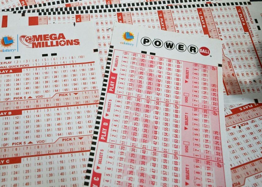 Los billetes de lotería Mega Millions y Powerball se ven en San Gabriel, California, el 19 de julio de 2023. El premio mayor de Powerball alcanzó los mil millones de dólares para el sorteo del 19 de julio de 2023, lo que solo ha ocurrido dos veces antes en la historia del juego.