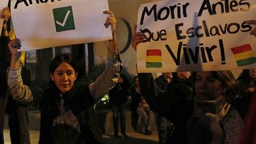 Varias personas protestan en La Paz contra la reelección de Evo Morales en Bolivia, el 3 de noviembre de 2019.
