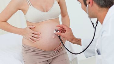 El precio total que se cobra por embarazo y el cuidado del recién nacido varía ampliamente pero el promedio es de alrededor de $30,000 por un parto vaginal y $50,000 por una cesárea.
