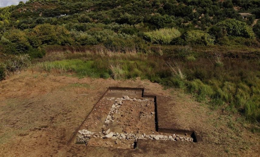 El famoso santuario antiguo se sospecha desde hace tiempo en la llanura situada bajo la antigua fortaleza de Samikon, que domina el paisaje desde lejos en la cima de una colina al norte de la laguna de Kaiafa, en la costa occidental del Peloponeso.