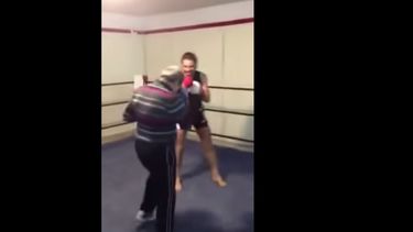 video: pelea entre un anciano y un joven