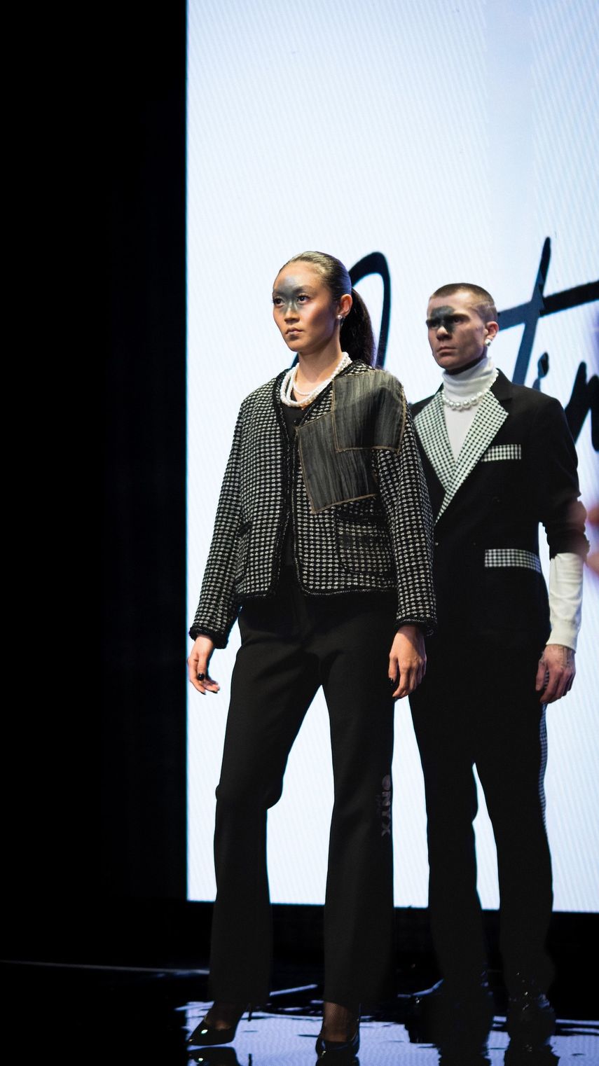 Pareja modelando conjuntos diseñados por Jus10h.