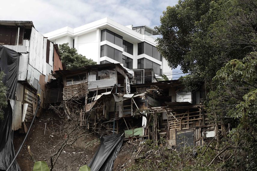 Vista general de los daños a varias viviendas&nbsp; en la localidad del Barrio Los Anonos, en el cantón de Escazú, al oeste de San José (Costa Rica), tras el paso de la tormenta tropical&nbsp;Nate.&nbsp;&nbsp;