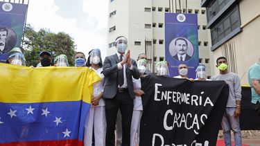 El presidente encargado de Venezuela Juan Guaido se une a la reuni&oacute;n de trabajadores de la salud para honrar a sus colegas que murieron de COVID-19 en Caracas, Venezuela, el jueves 10 de septiembre de 2020.&nbsp;
