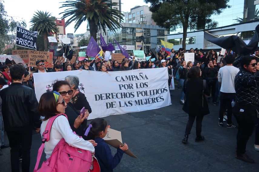 Personas manifiestan en Quito, Ecuador, contra los dos últimos ataques a mujeres.