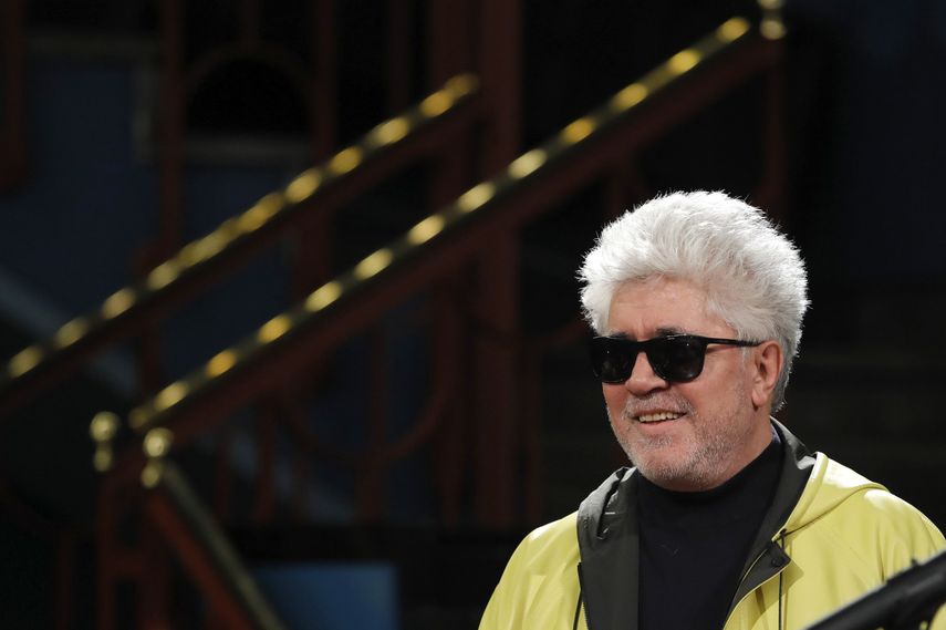 Almodóvar también critica la gestión de estos casos que hizo la Iglesia por entonces.