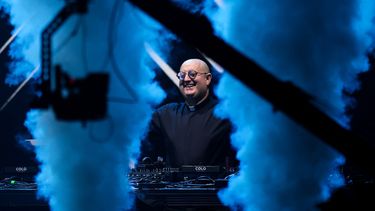 El sacerdote y DJ portugués Padre Guilherme actúa durante un evento gratuito de música electrónica en la Plaza de Mayo, Buenos Aires, el 18 de abril de 2026, celebrado en homenaje al Papa Francisco en el primer aniversario de su muerte.