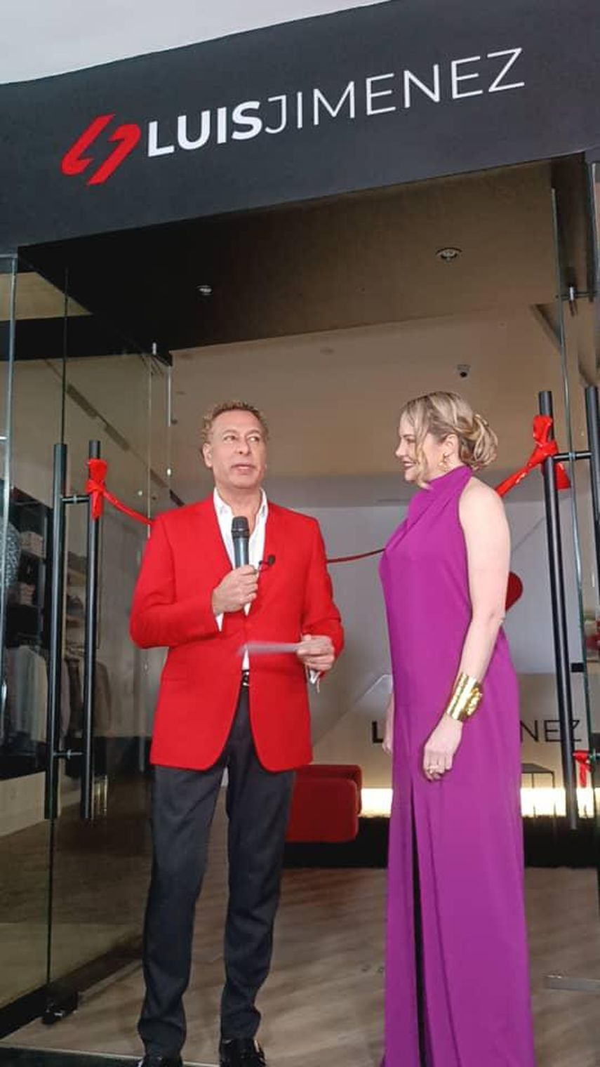 El diseñador de moda&nbsp;Luis Jiménez junto a la presentadora y modelo Alexandra Braun.