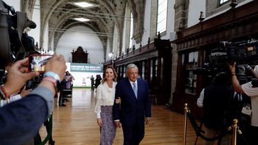 El presidente mexicano Andrés Manuel López Obrador y la primera dama Beatriz Gutiérrez salen de Palacio Nacional después de una conferencia de prensa, el 30 de marzo de 2021, en Ciudad de México.