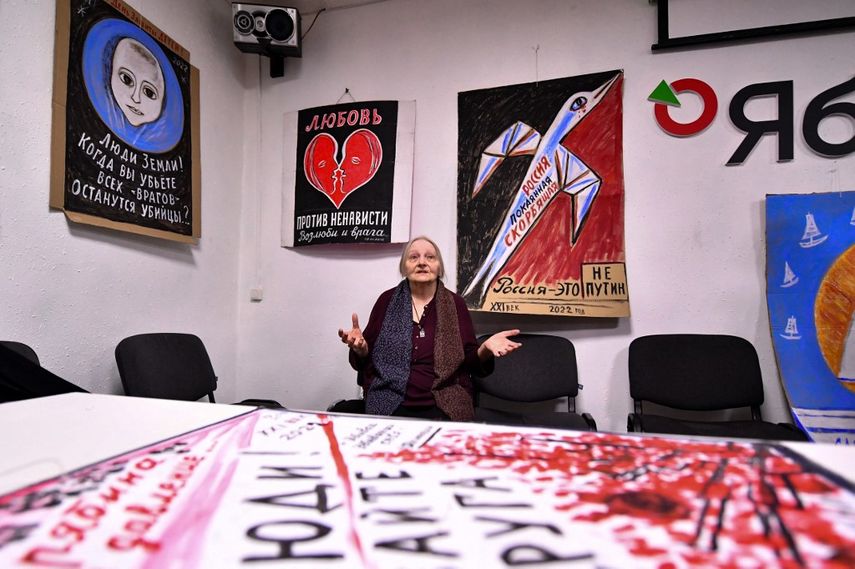 Yelena Osipova, la artista y activista protesta de 77 años, inaugura su exposición de pinturas pacifistas en San Petersburgo el 31 de enero de 2023. La exposición estará abierta hasta el 24 de febrero.