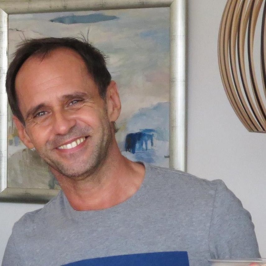 Al periodista, escritor y documentalista de origen cubano, Luis Deulofeu Calle, le negaron la entrada a Ecuador como turista, con el pretexto de una visa caducada.(Cortesía)