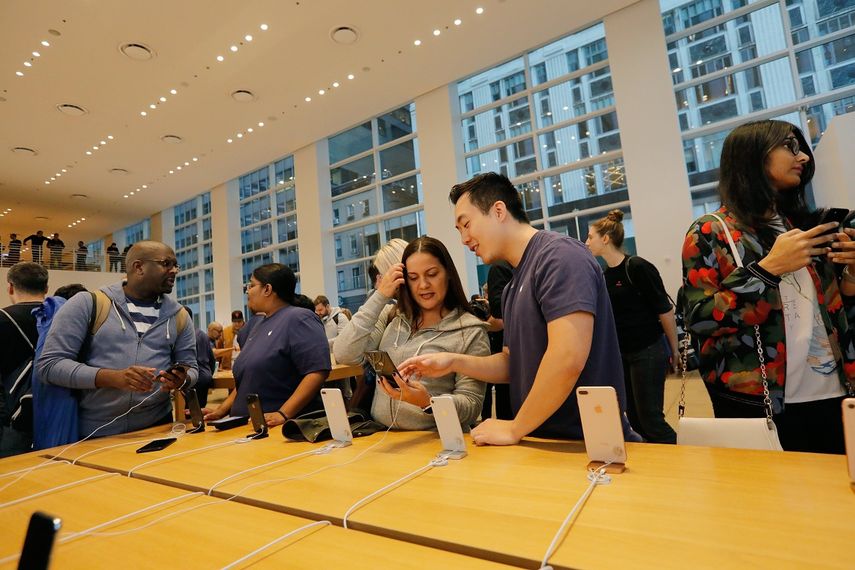 Los clientes colmaron la tienda de Apple en Los Ángeles para adquirir el IPhone X.