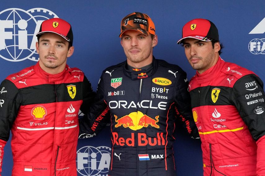 El piloto de Red Bull Max Verstappen (centro) posa con los de Ferrari Charles Leclerc (izquierda) y Carlos Sainz tras la sesión de clasificación del Gran Premio de Fórmula Uno de Japón, en Suzuka, Japón, el 8 de octubre de 2022.