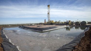 Actividades de preparación para extraer petróleo mediante la técnica del fracking en un pozo de la compañía Windsor Energy, en la localidad de Midland, Texas, en octubre de 2012.