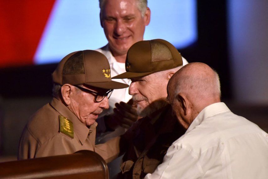 El dictador cubano Raúl Castro (izq.) hablando con Ramiro Valdez Menéndez y el exvicepresidente José Ramón Machado Ventura (derecha). Al fondo, el designado gobernante del castrismo, Miguel Díaz-Canel, durante una reunión para celebrar el 65º aniversario de la dictadura cubana en Santiago de Cuba a 1 de enero de 2024.