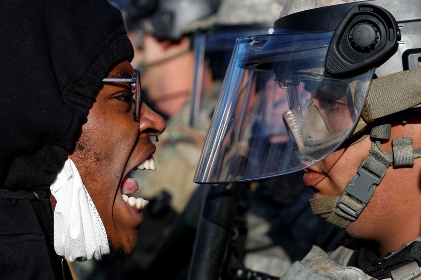 &nbsp; Un manifestante grita en el rostro a un efectivo de la Guardia Nacional durante una manifestaci&oacute;n en la calle East Lake, en St. Paul, Minnesota.&nbsp; &nbsp;