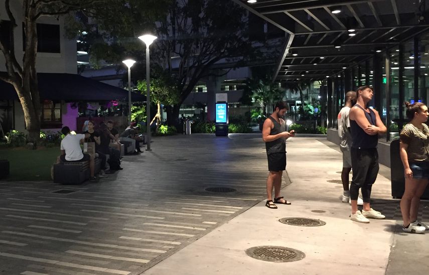 Unos toman distancia, otros no, mientras hacen fila para llevar comida a casa.