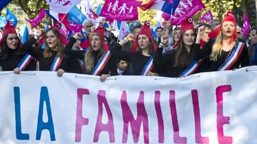 En esta imagen de archivo del domingo 16 de octubre de 2016, manifestantes sostienen un cartel que dice La familia durante una marcha para protestar contra el matrimonio homosexual en París.