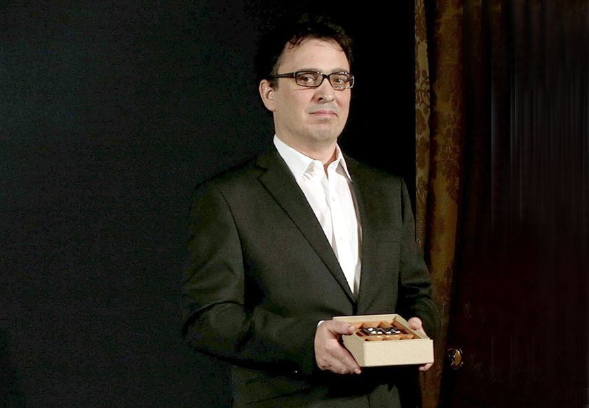 El premiado autor posa para la prensa tras recibir el preciado galardón. (EFE)