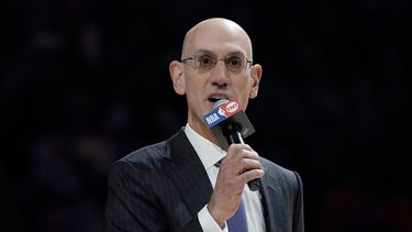 Foto del 19 de octubre del 2021, el comisionado de la NBA Adam Silver durante el encuentro de los Bucks de Milwaukee y los Nets de Brooklyn. El miércoles 6 de abril del 2022, tras la reunión de la junta de gobierno de la NBA Silver asegura que mantendrán el próximo Juego de Estrellas en Utah a pesar de la ley que aprobó el estado que prohíbe que adolescentes transgénero participen en deportes femeninos