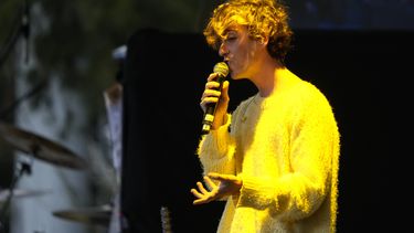 El cantautor Alvaro Lafuente Calvo, conocido como Guitarricadelafuente, durante su presentación en el festival Vive Latino en la Ciudad de México el domingo 19 de marzo de 2023.