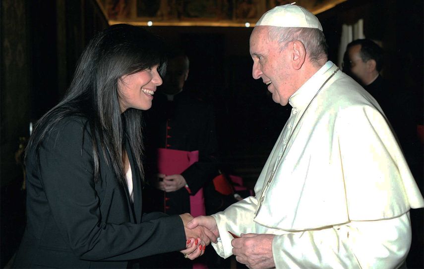 El papa Francisco saluda a la corresponsal de Diario Las Américas en el Vaticano, Marinellys Tremamunno.
