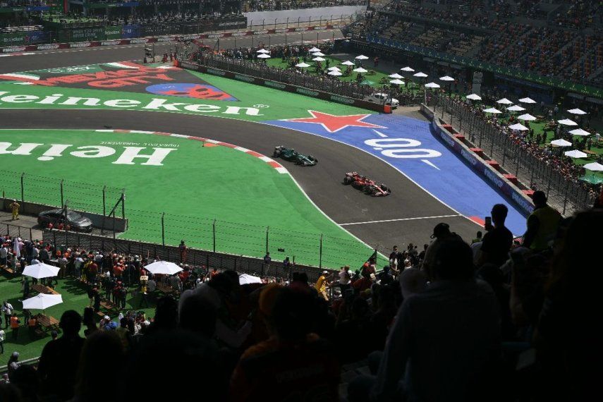 El piloto británico monegasco de Ferrari, Oliver Bearman, conduce delante del piloto brasileño de Aston Martin, Felipe Drugovich, durante la primera sesión de prácticas del Gran Premio de la Ciudad de México de Fórmula Uno en el autódromo Hermanos Rodríguez, en la Ciudad de México, el 25 de octubre de 2024.