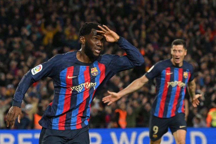 Franck Kessie, del Barcelona, celebra luego de anotar el segundo gol de su equipo ante el Real Madrid, el 19 de marzo de 2023.
