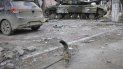 Un gato camina junto a un tanque y un vehículo el miércoles 4 de mayo de 2022, en Mariúpol, en el este de Ucrania. 
