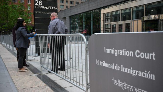 Un guardia de seguridad habla con personas en la entrada de la Oficina de Inmigración y Control de Aduanas de Estados Unidos (ICE), el 8 de mayo de 2025 en la ciudad de Nueva York.
