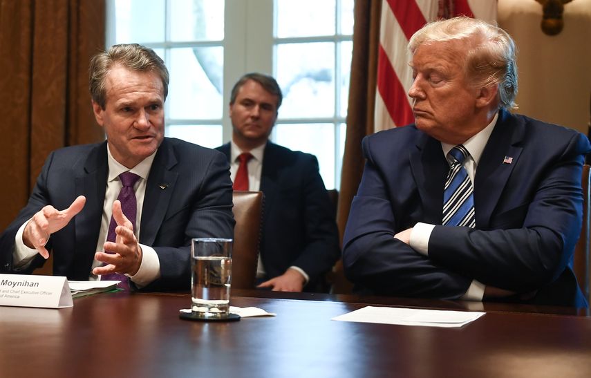 El presidente ejecutivo de Bank of America, Brian Moynihan (izq.),  en una reunión con el presidente Donald Trump.  