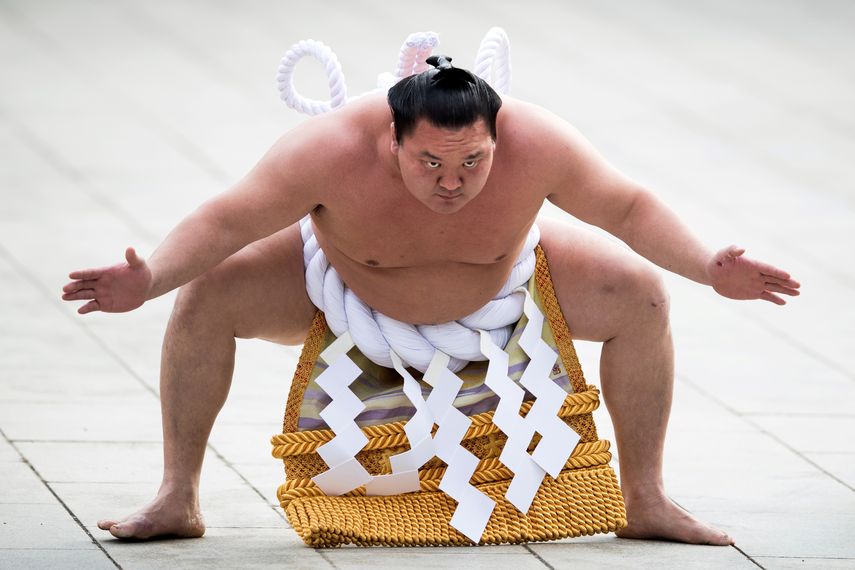 El mayor campeón de sumo japonés, Hakuho, dio positivo al COVID-19