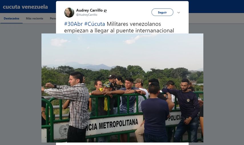 Militares venezolanos congregados en Cúcuta, en la entrada del principal paso fronterizo entre Colombia y Venezuela.