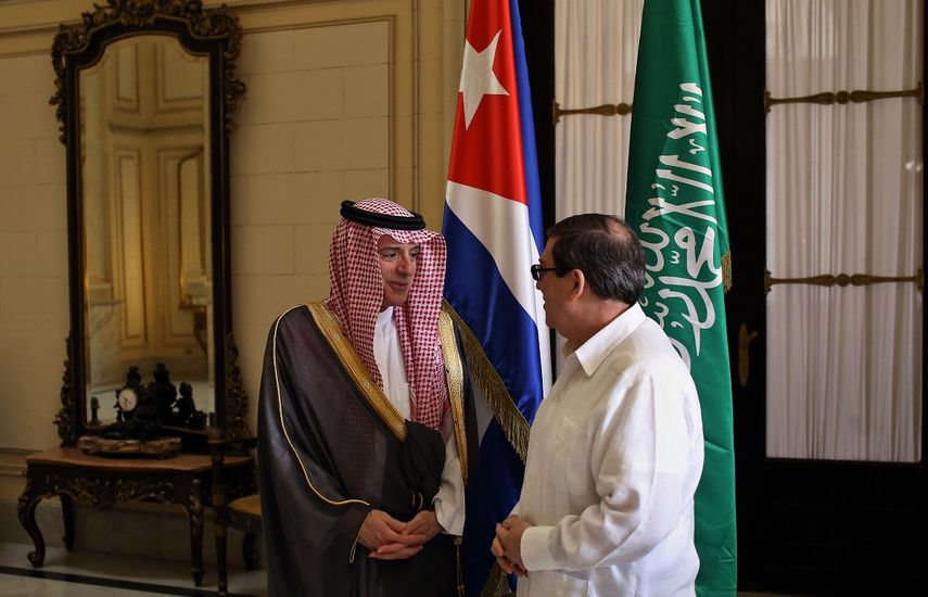 &nbsp;El ministro de Relaciones Exteriores de&nbsp;Cuba, Bruno Rodríguez (d), se reúne con su homólogo de Arabia Saudí, Adel al Yubeir (i), este lunes en La Habana.&nbsp;