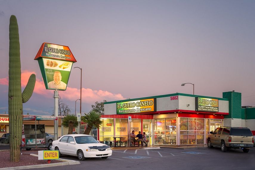 &nbsp;Daniel Contreras, de 66 años y mejor conocido como el El Güero Canelo, comenzó su negocio en octubre de 1993 con un carro de comida especializado en perros calientes al estilo Sonora.&nbsp;